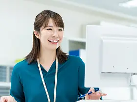 写真：笑顔の女性です。