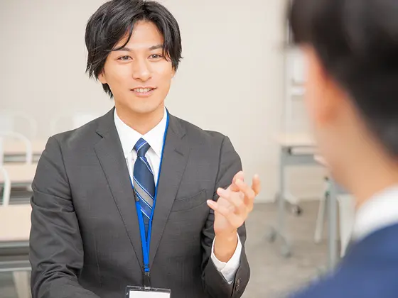 写真：スーツ姿の男性です。