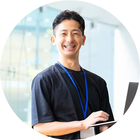 写真：パソコンを持っている男性の写真です。